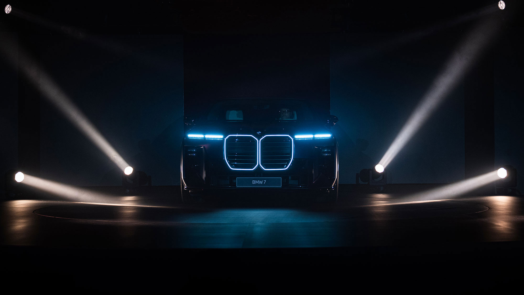 BMW 7系列杜拜奢華首演，全球最貴雙色車漆亮相