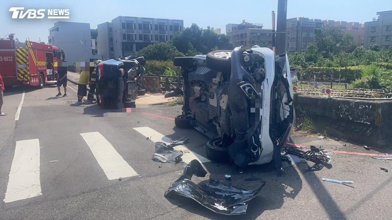 台中2車相撞後雙雙90度側翻，鄉民看傻：完美立筊！