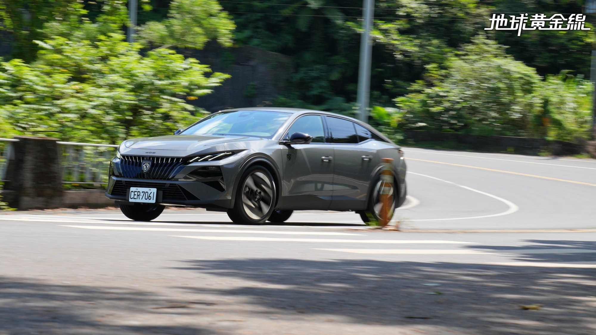 試駕／小改款Peugeot 408，顏值在線P2油電操控也有料！