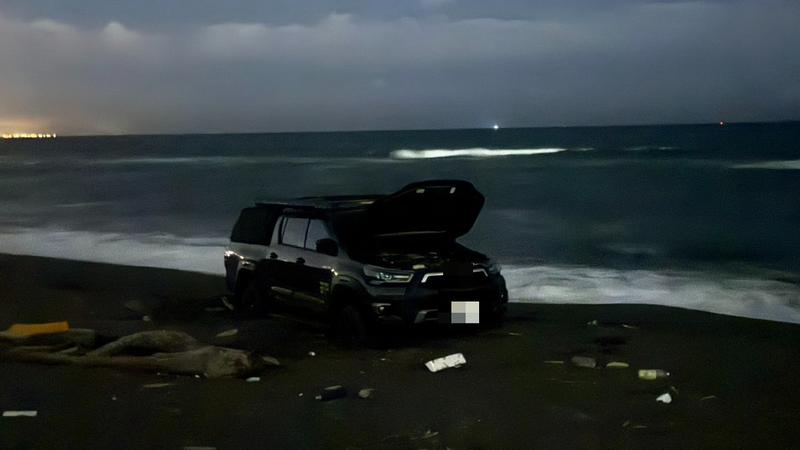 宜蘭沙灘秘境刁車！黑皮卡陷入沙坑險遭浪吞