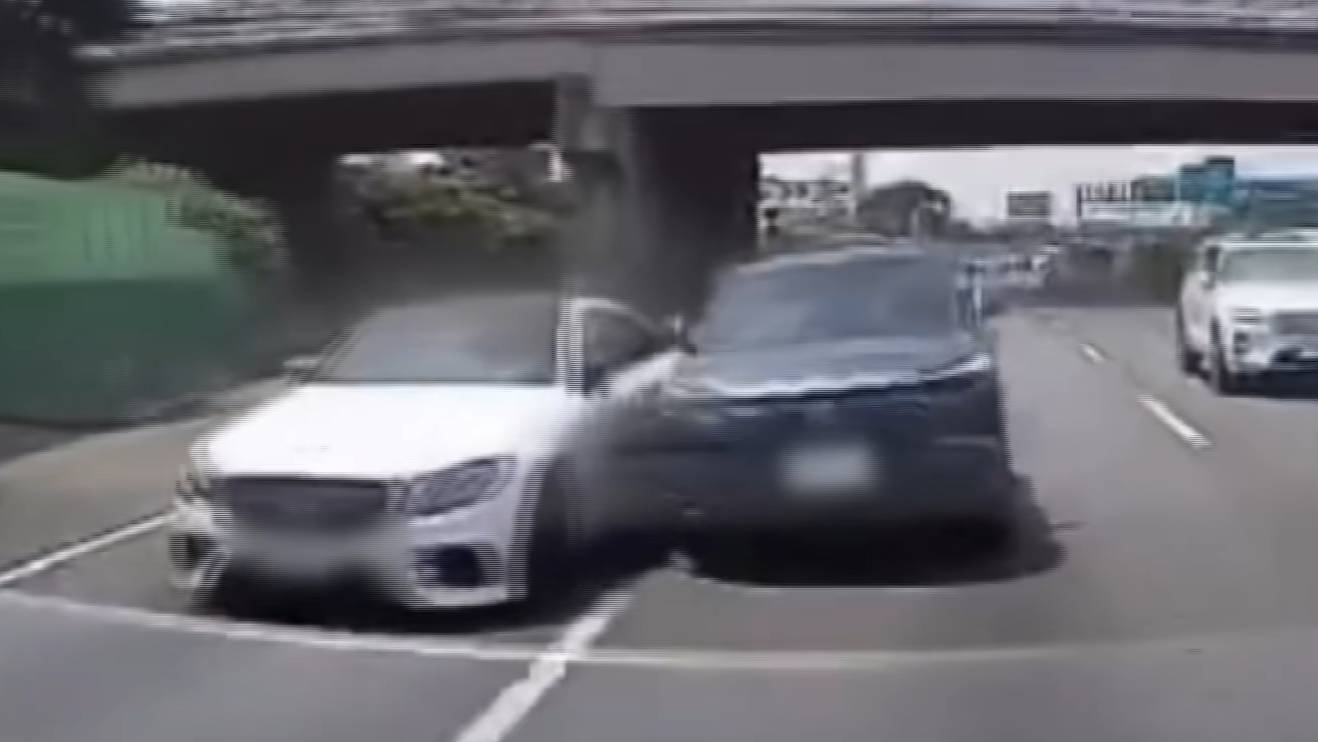 Honda HR-V國道不滿賓士AMG超車？28秒集滿怒氣值奮力側撞！