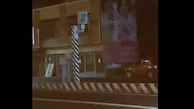 測速照相機竟被「一條抹布」遮住！網笑：不論哪陣風吹上去都給讚