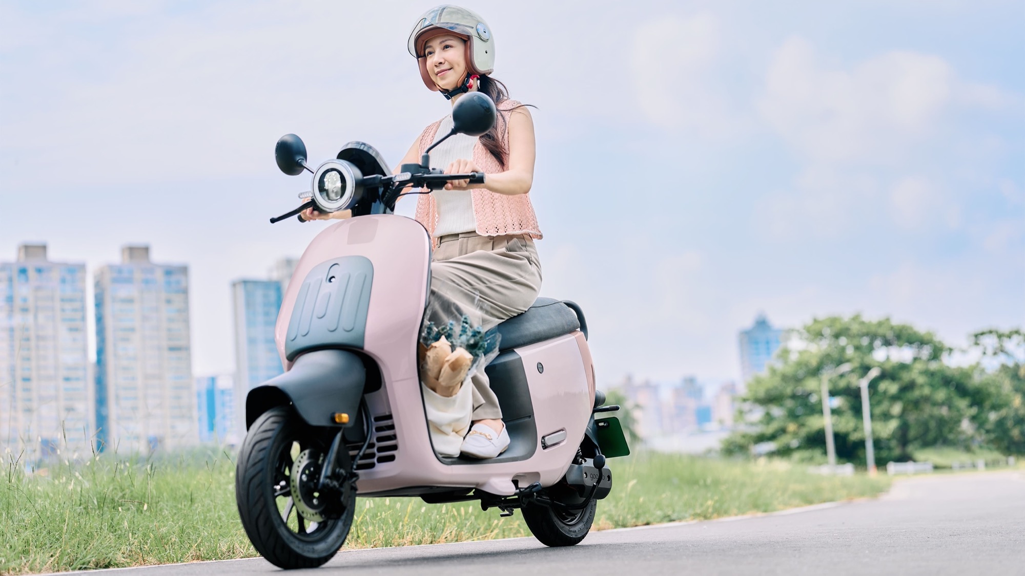 Gogoro EZZY「淺粉」與「灰藍」推出早鳥優惠價，售價為新台幣59,980元。（圖／Gogoro提供）