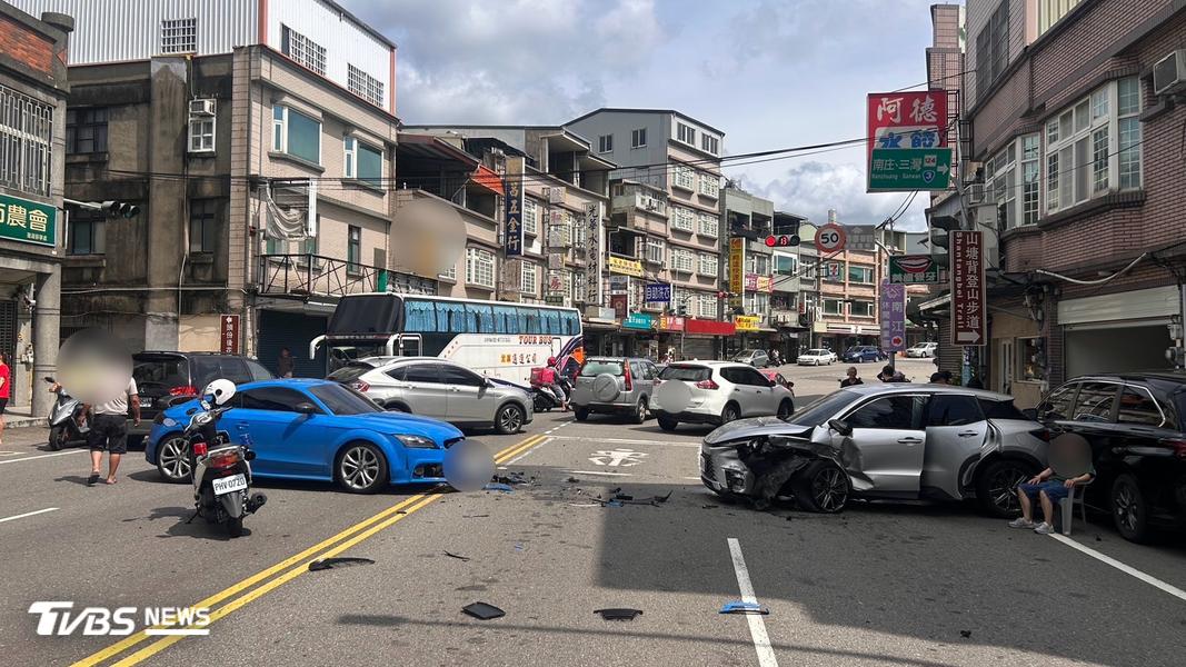 苗栗Audi TT過彎撞對向Lexus LBX，兩車頭都撞爛造成5人送醫