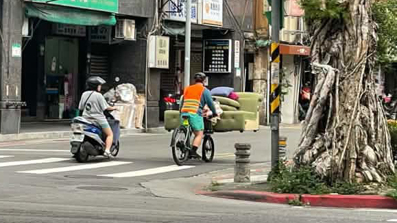 單車男載「3人沙發」上路穿梭車陣，警曝「這原因」開不了單