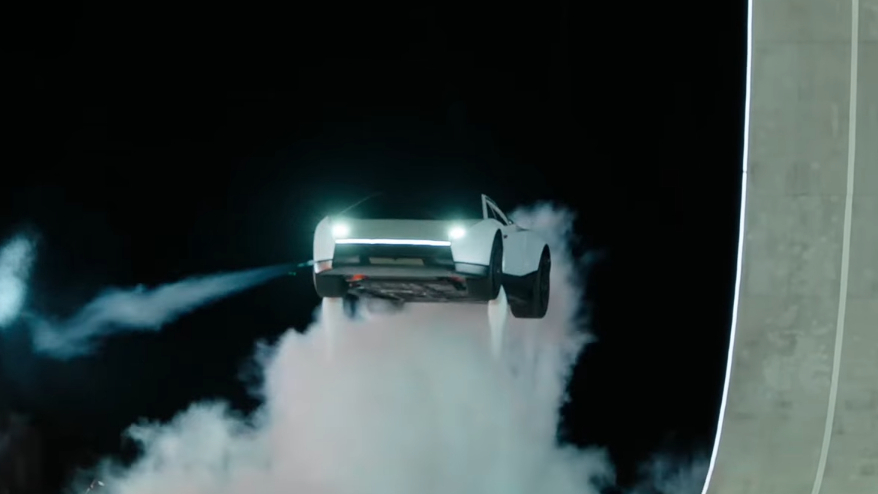 Tesla執行長馬斯克（Elon Musk）10月16日在新一代Roadster發表會上，展示電動跑車攀牆、倒掛甚至短暫飛行的驚人能力，引發全球車迷熱議。（圖／特斯拉）