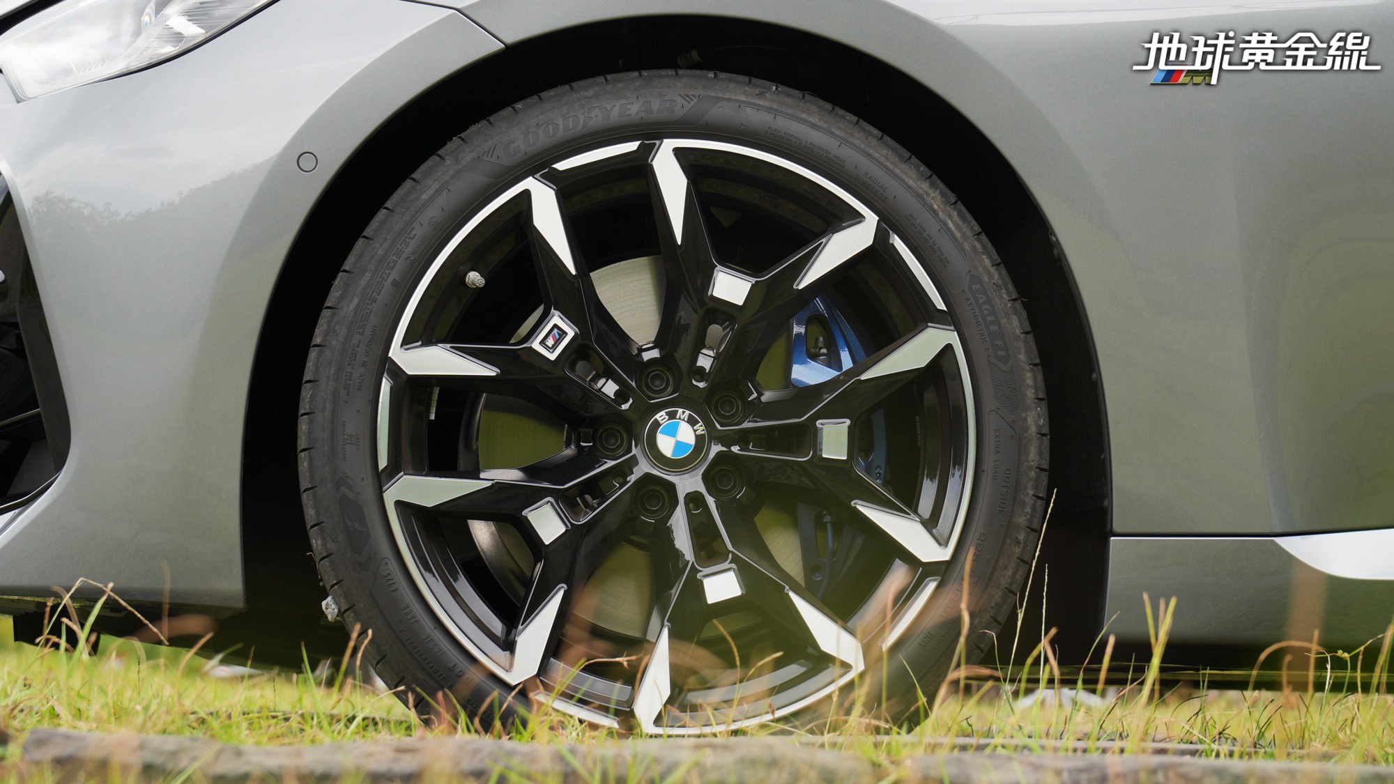 BMW 220i Coupé Apex極致版車型進一步換上19吋M雙輻式995 M型雙色輪圈。（圖／地球黃金線）