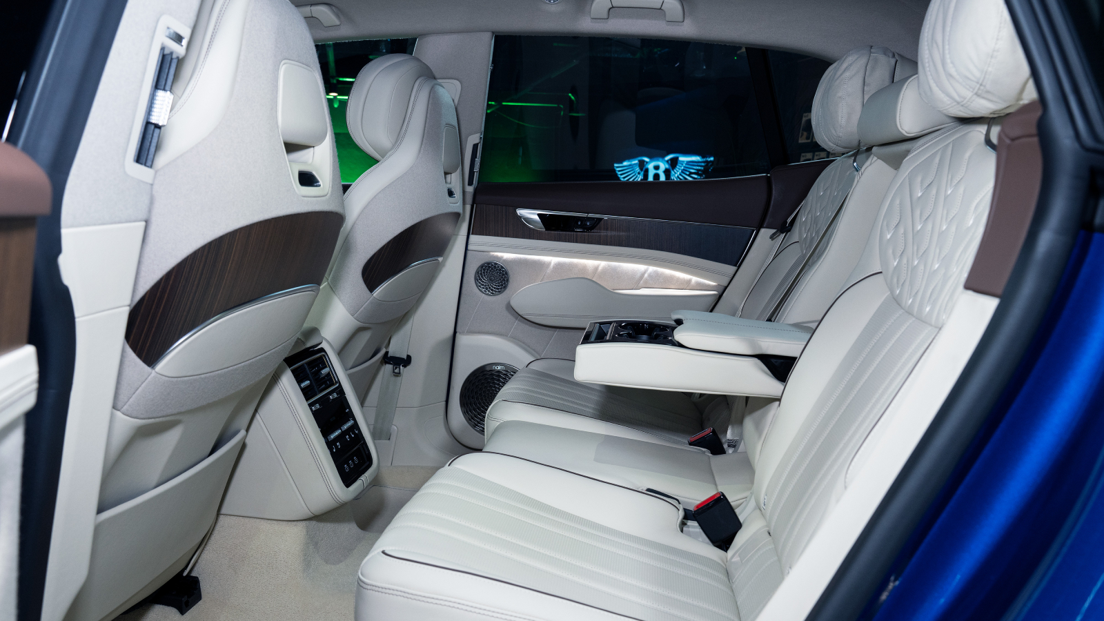 除雙前座以外，後座也配有電動調整機能，並有電動收折機制。（圖／Bentley）