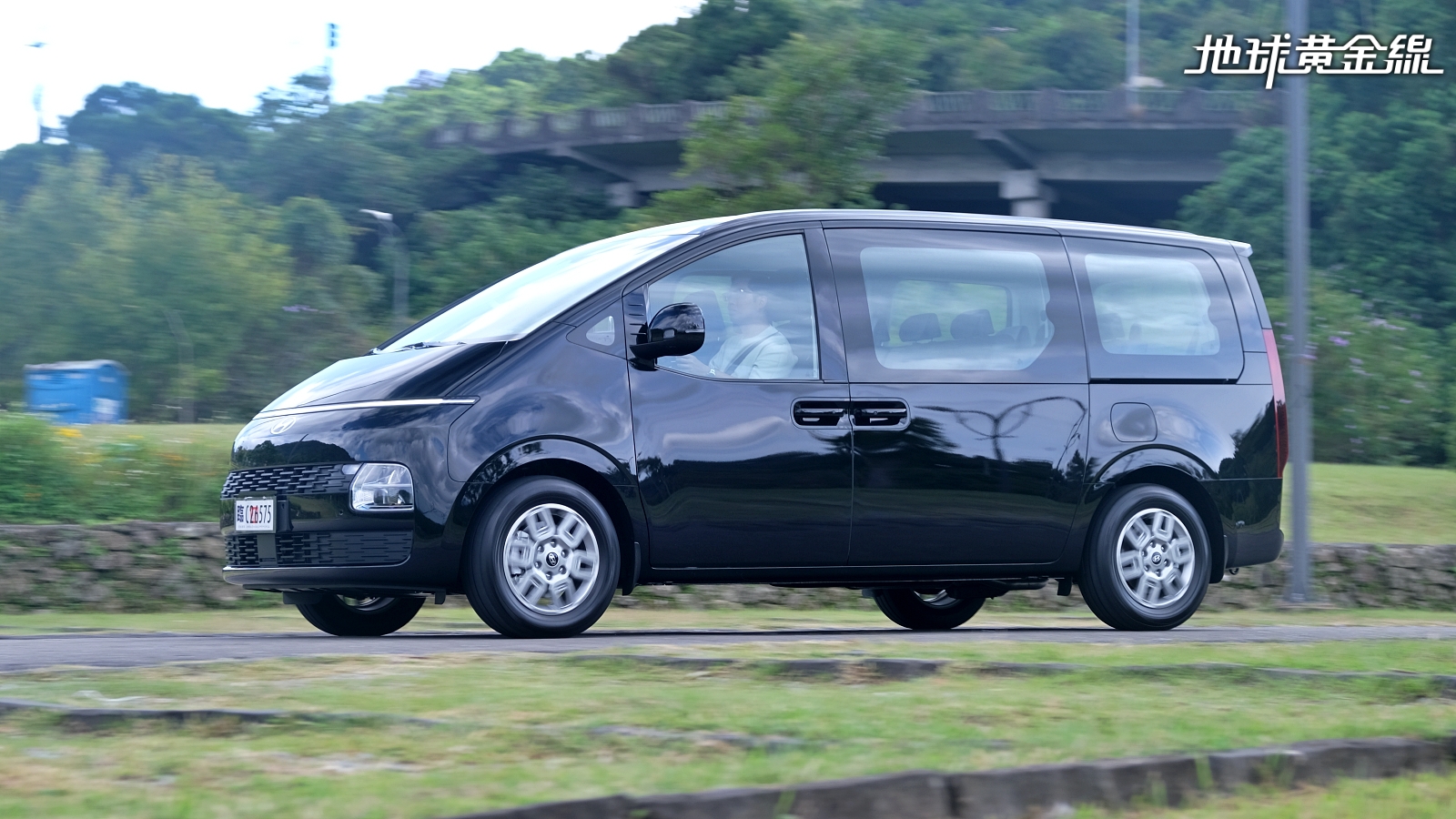 試駕／小改款Hyundai Staria搶攻新商機，9人座營業用選油電才是正解？