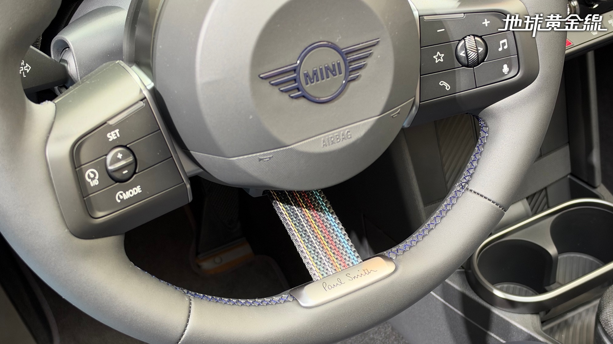方向盤下方加入以彩色縫線點綴的專屬織帶。（圖／ 地球黃金線）