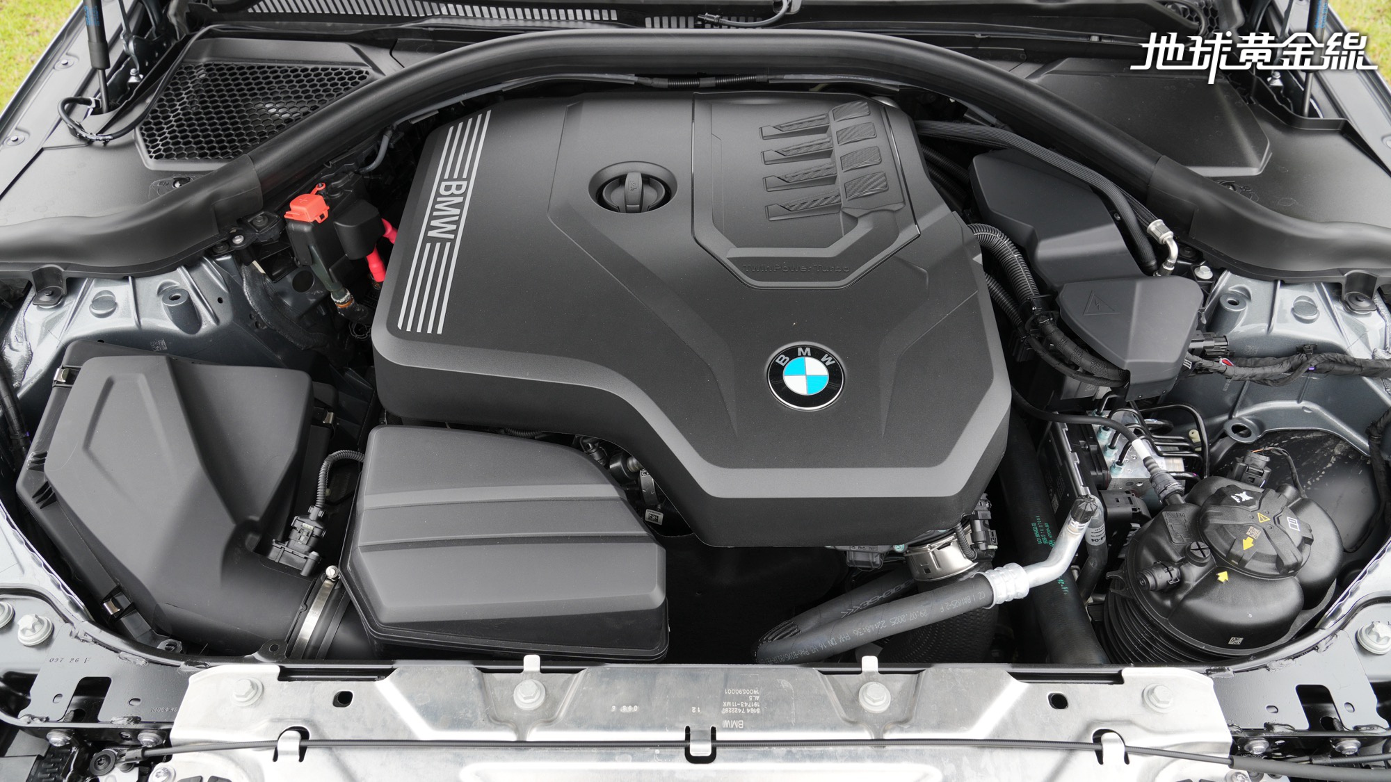 BMW 220i Coupé Apex極致版搭載TwinPower Turbo 2.0升四缸渦輪增壓引擎。（圖／地球黃金線）