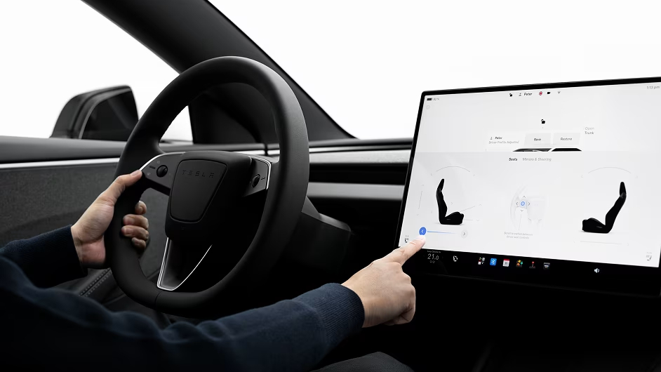 改款Model 3也在座艙當中換上了16吋、高解析度中央螢幕。（圖／Tesla提供）