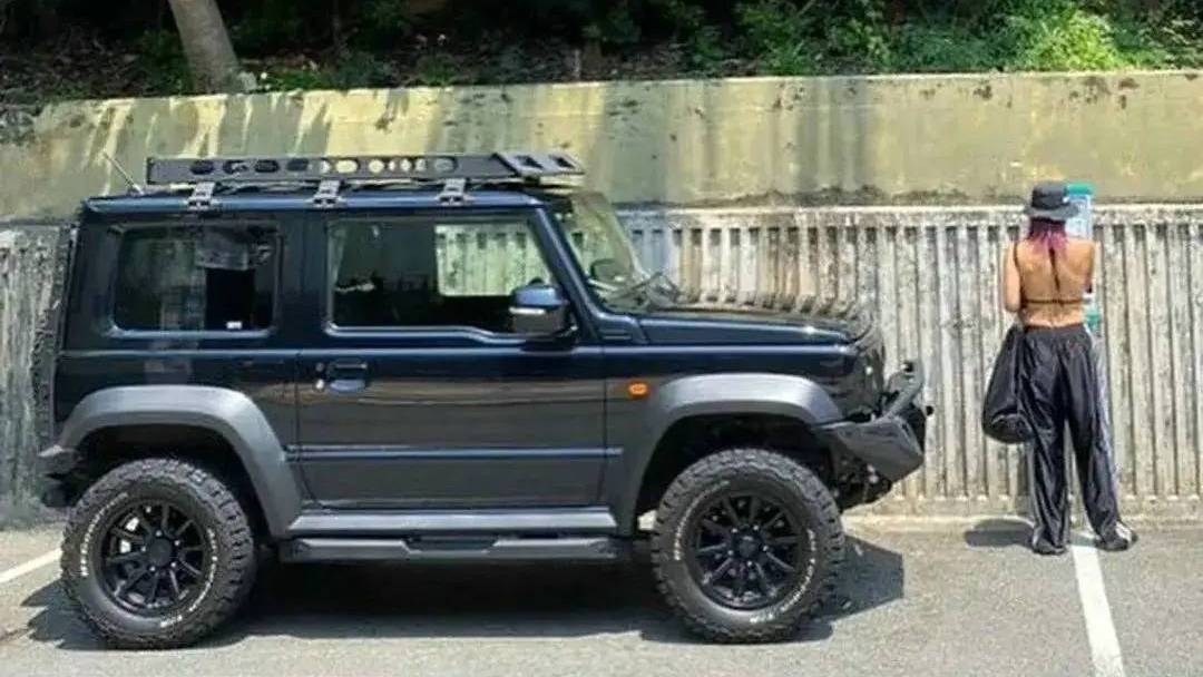https://cars-asset.tvbs.com.tw/images/uploads/2026/10/GlVjHUO6fY5sb9pzB65ek5TbBoic1Gu0tNSdPW0u.jpg 從過往曝光的照片及報導來看,陳奕迅曾駕駛的黑色Suzuki Jimny,並不是一般原廠設定的車款,而是經過一番越野風格改裝的第4代三門版本。(圖/翻攝自小紅書)