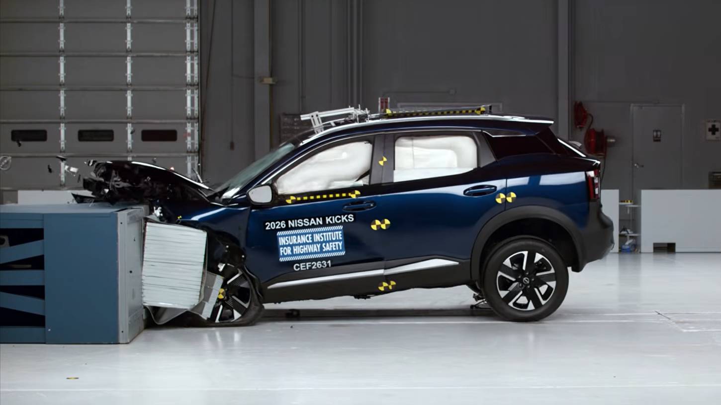 Nissan針對後座安全帶進行重新設計,並讓2026年6月之後生產的Kicks接受重新測試,結果成功將正面中度偏位撞擊成績從Poor提升至Good(優良)。(圖/IIHS提供)