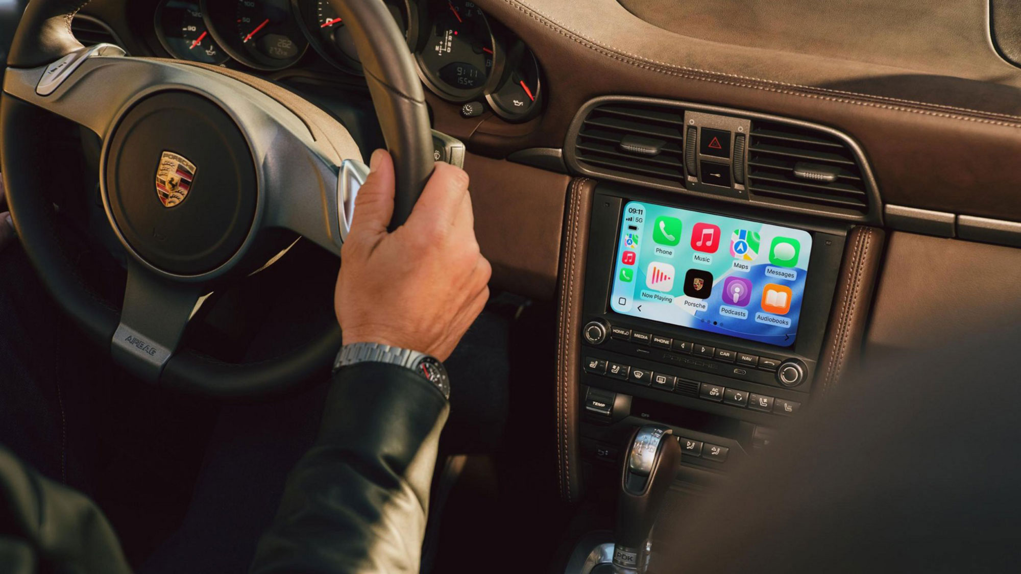 舊世代911、Boxster與Cayman能有CarPlay！保時捷原廠替老車升級新科技