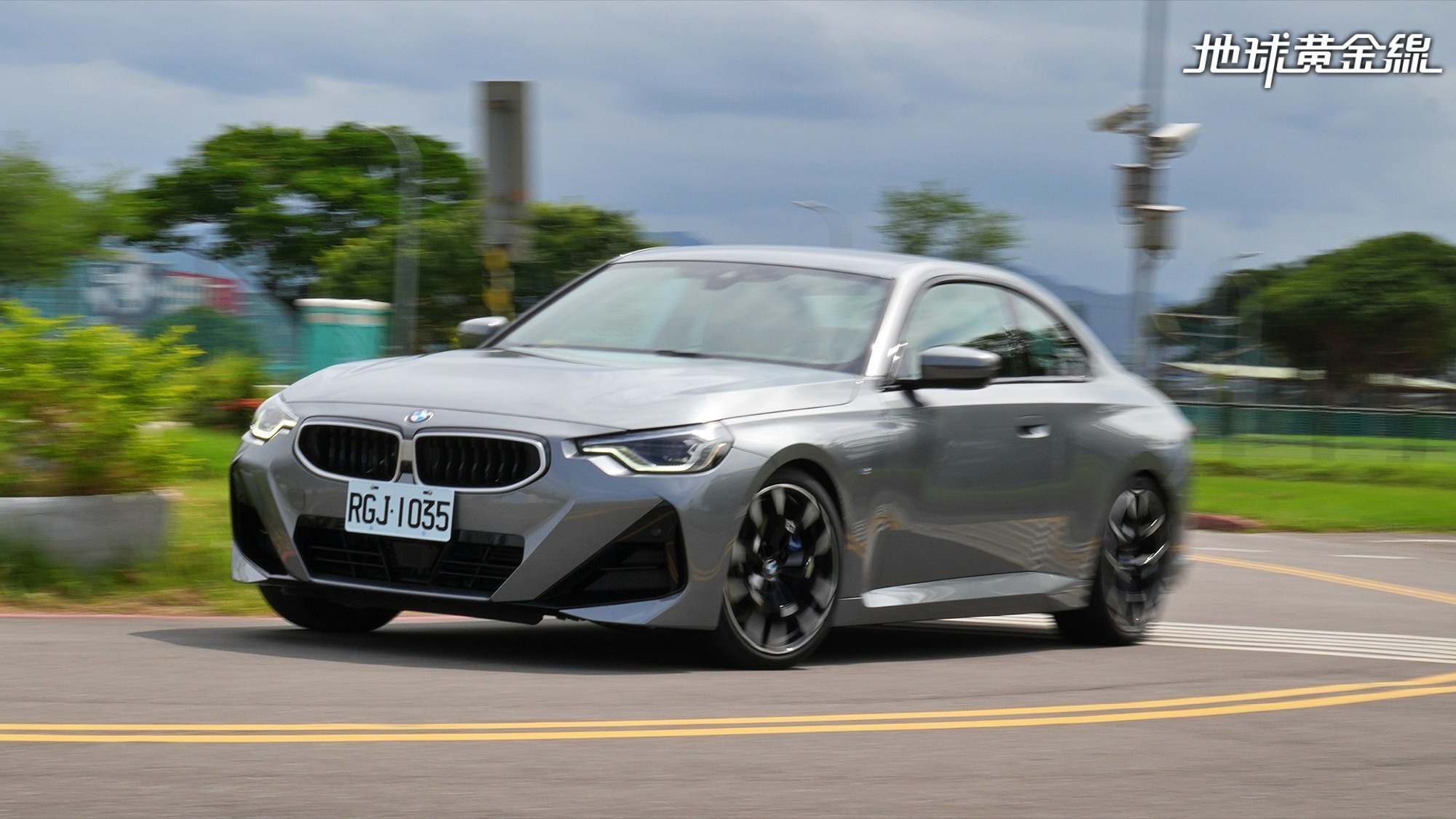 https://cars-asset.tvbs.com.tw/images/uploads/2026/10/SdOebHVNXtQfpSAf1vkrSUjqURGVhoBCgzreAjvh.jpg M跑車化懸吊的設定相對硬朗，相較於以舒適性為優先的房車，更強調車身動態的控制效率。（圖／地球黃金線）