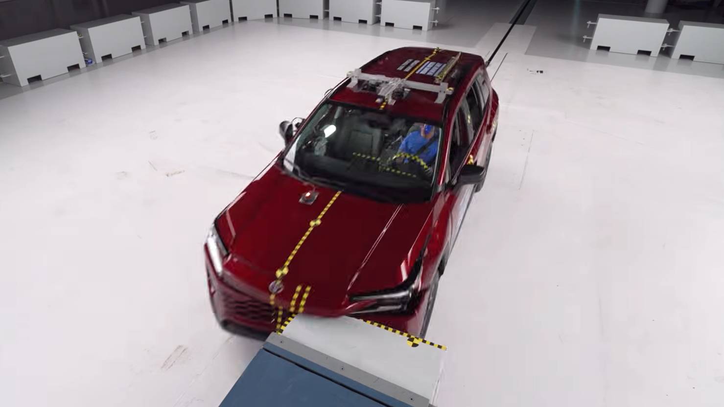 RAV4卻在正面中度偏位撞擊測試中,後座假人的頭頸與胸部傷害指數較高,導致僅獲得Acceptable(可接受)評價,成為無緣Top Safety Pick獎項的主要原因。(圖/IIHS提供)