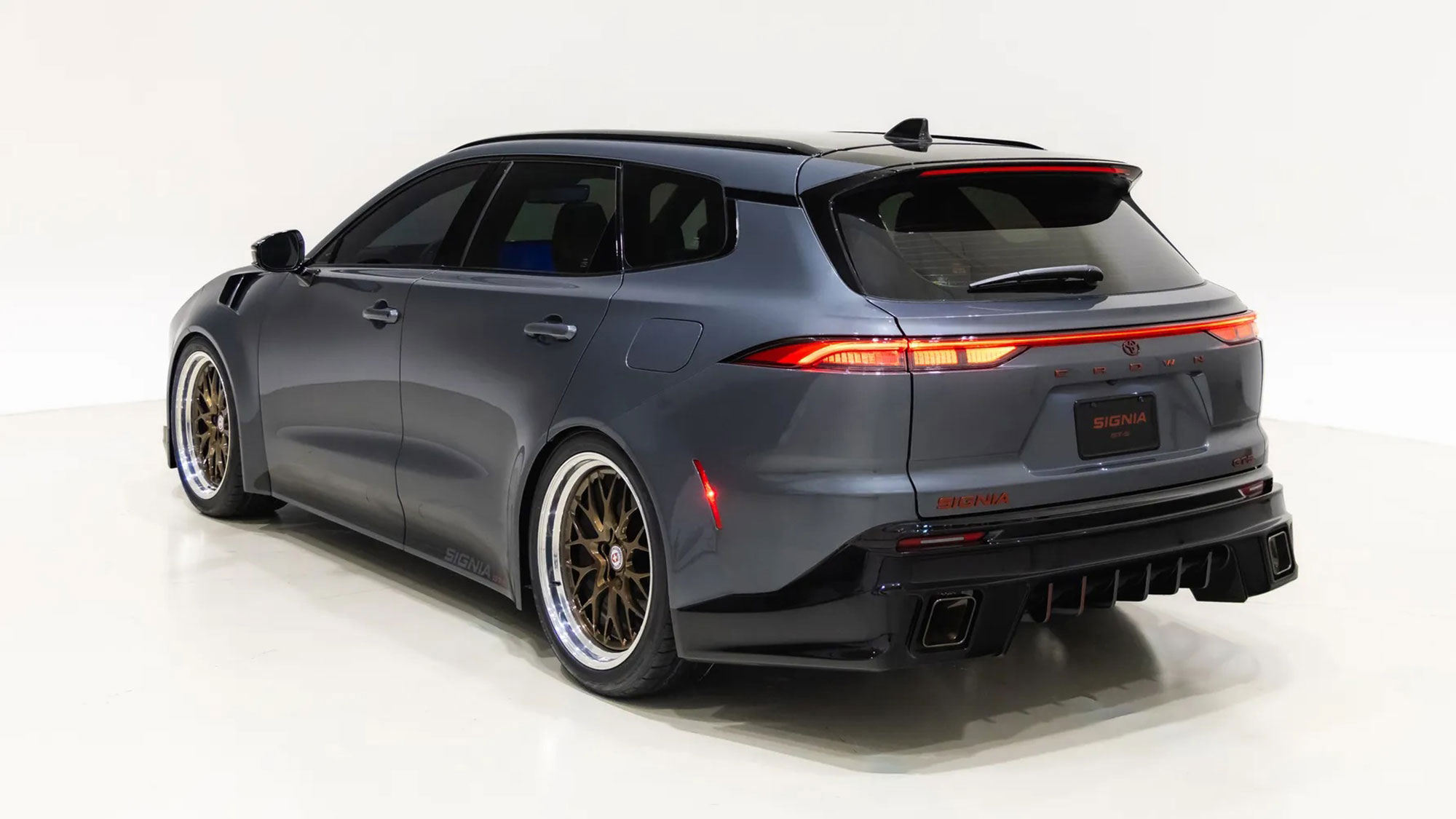 車高降低近127mm，寬體輪拱搭配21吋HRE輪圈。（圖／Toyota提供）