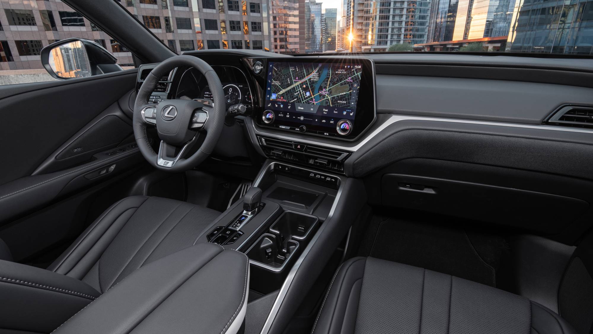 座艙標配12.3吋數位儀表、14吋中央觸控螢幕、無線Apple CarPlay與Android Auto,並提供21支揚聲器Mark Levinson音響選配。(圖片來源/ Lexus)