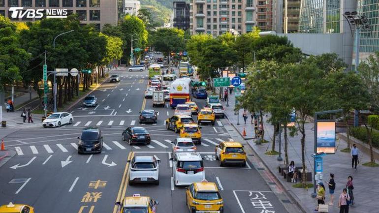 2026年10月交通新制！科技執法上路「最重罰3.6萬」、重機開放停6.3萬機車格