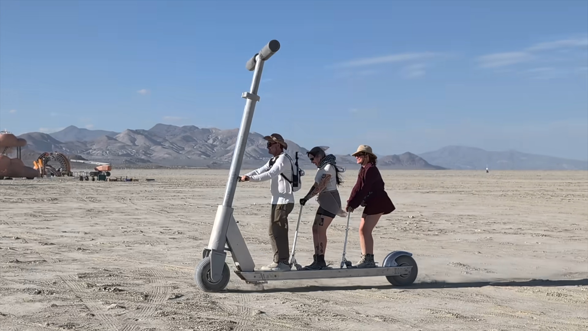 耗時7年打造超巨大滑板車！車長2.4公尺還能站3個人