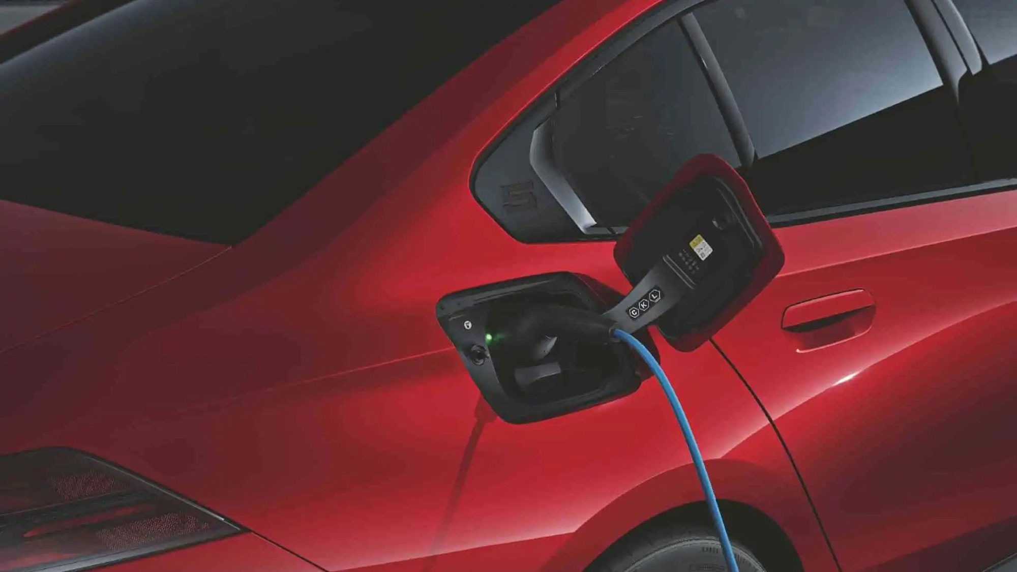 快速充電成為關鍵，年輕世代接受程度明顯較高。（圖／BMW提供）