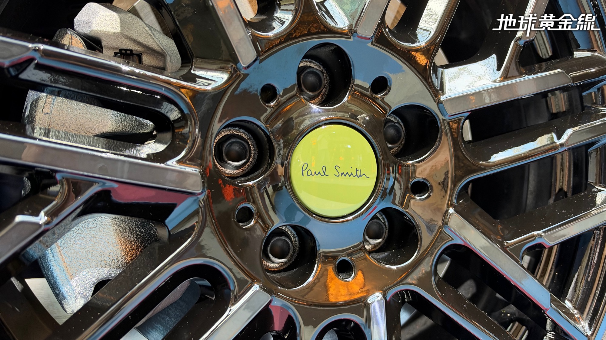 MINI Paul Smith Edition配備18吋Night Flash Spoke黑色鋁圈。（圖／ 地球黃金線）