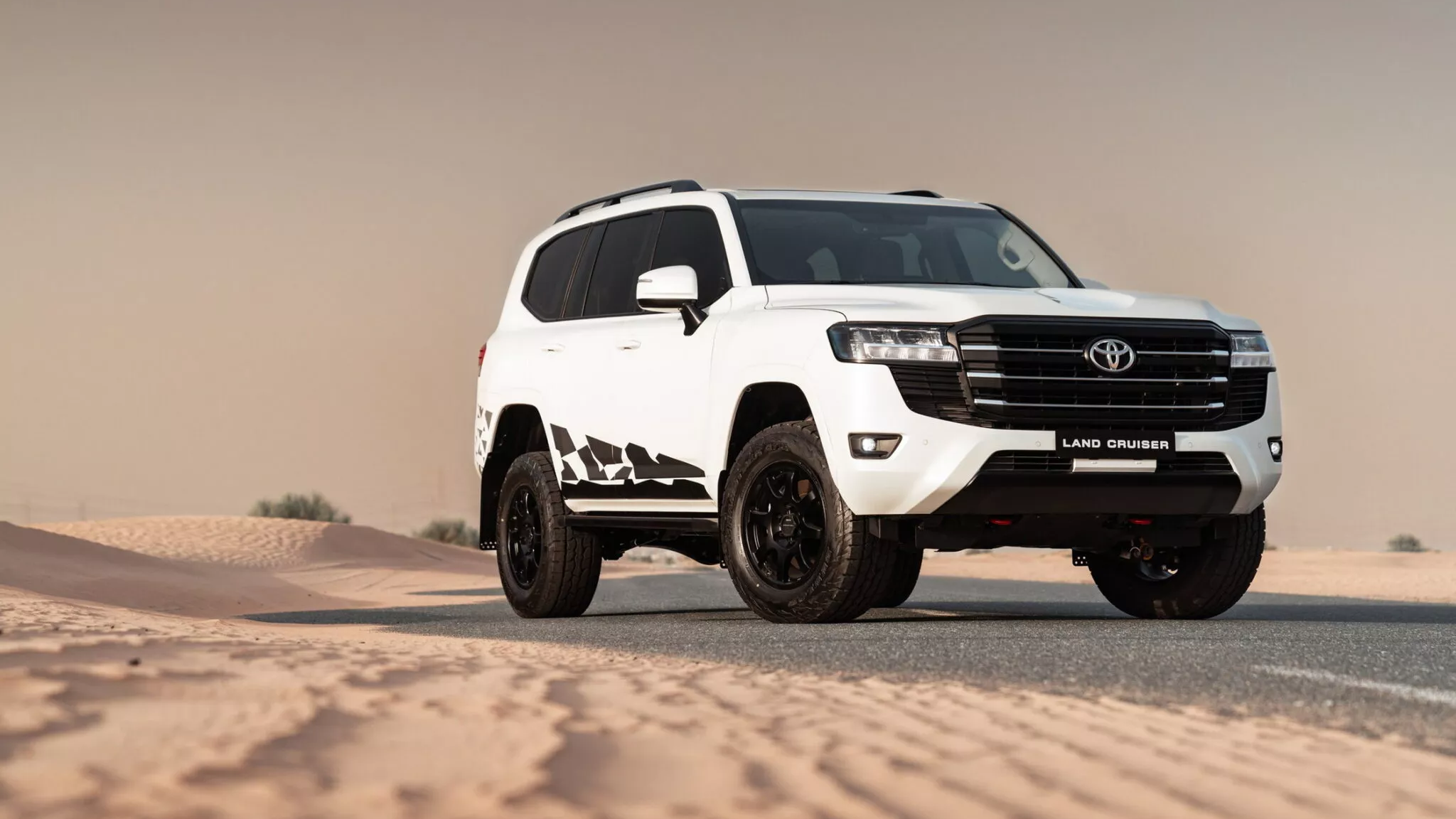 Toyota慶祝達卡拉力賽十連勝，阿聯酋推Land Cruiser 300特仕版售價282萬| 地球黃金線