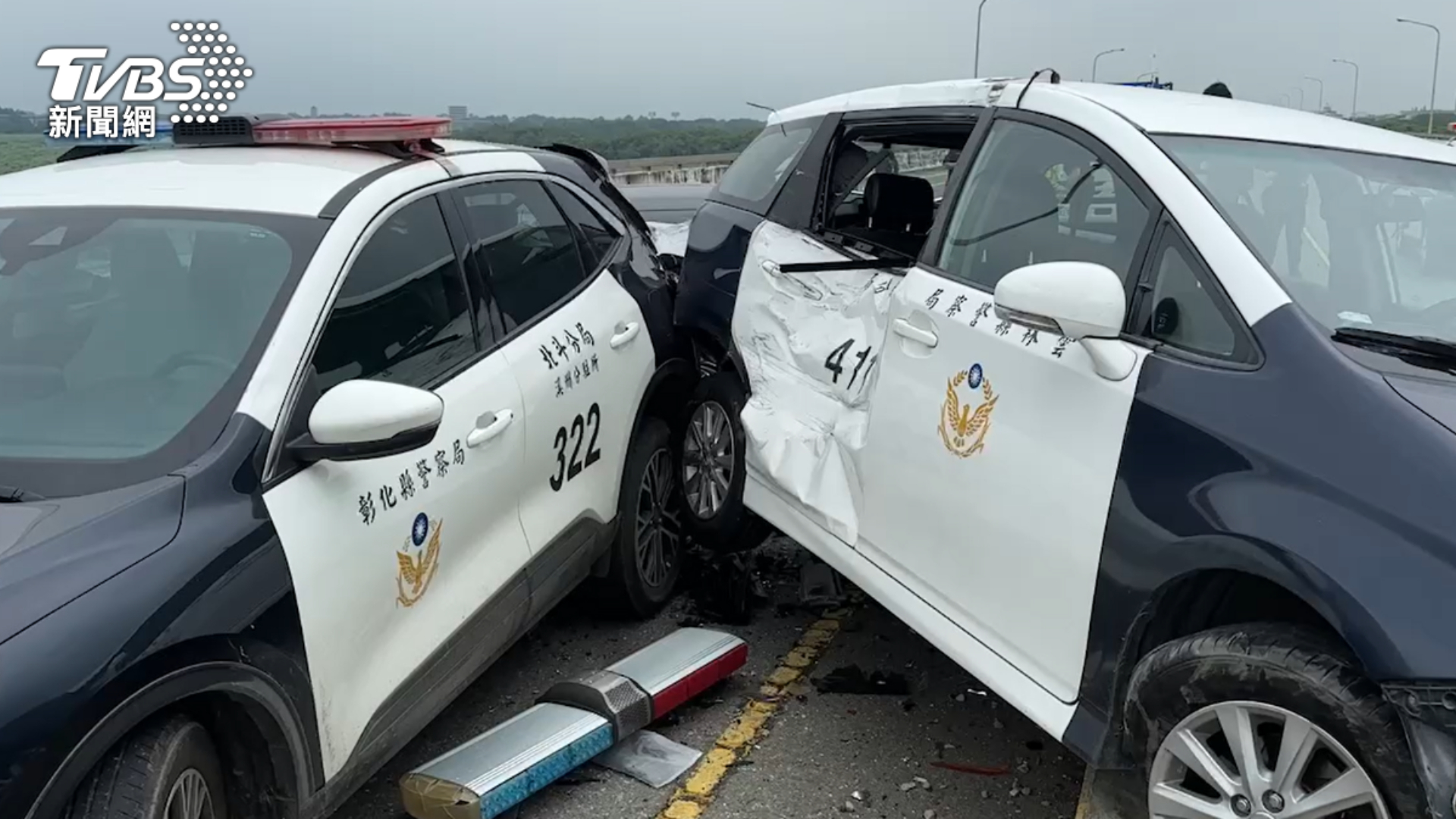 砂石車爆胎自撞,警方到場協助疏導又遭後方三寶撞! | 地球黃金線