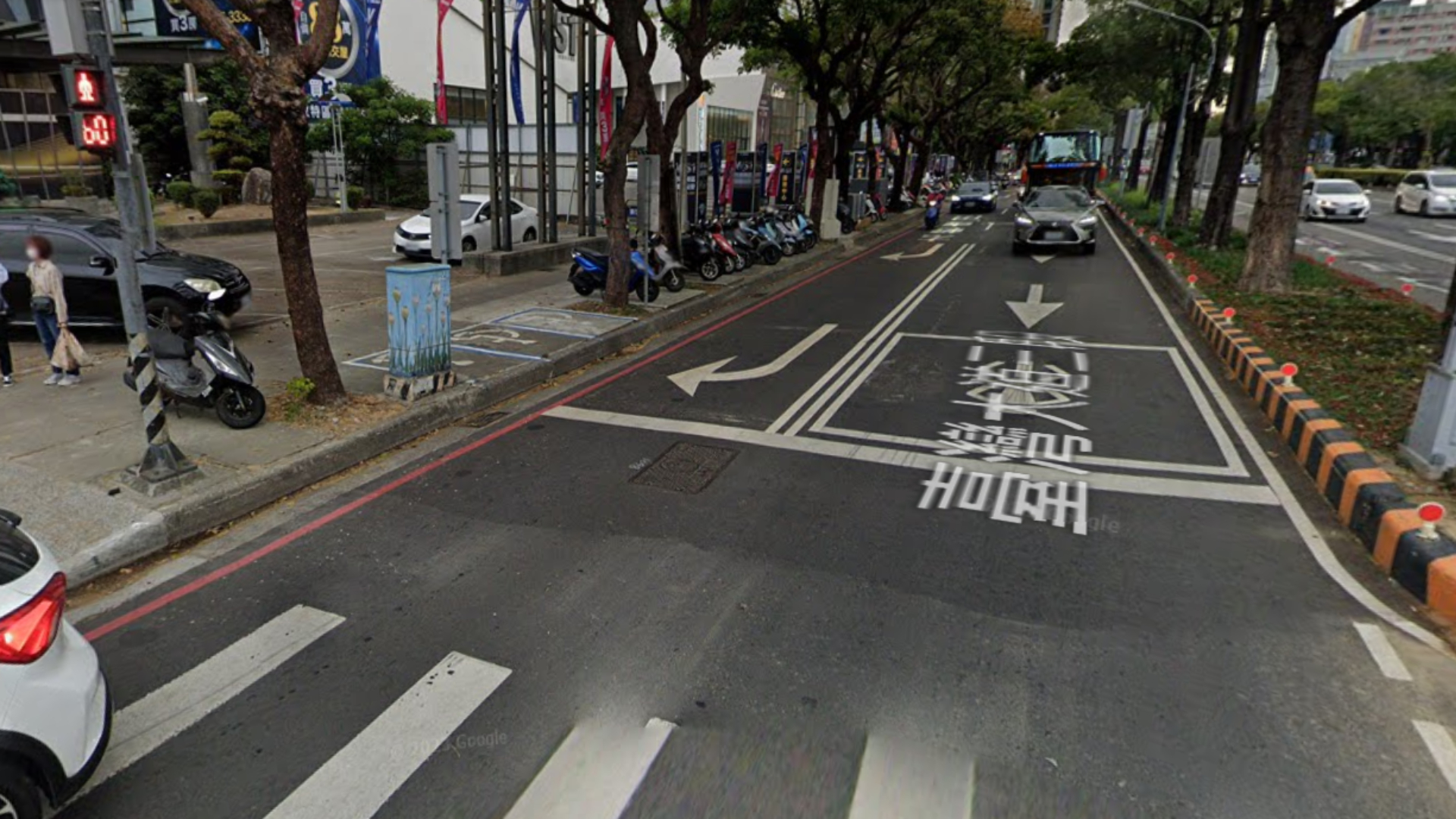 台中外側車道變右轉專用道疑設「違規陷阱」？網友意見正反不一| 地球黃金線