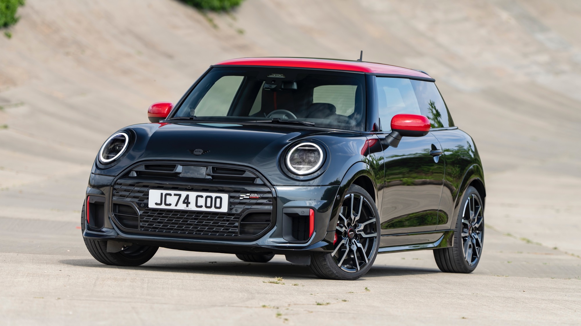 全新燃油版Mini John Cooper Works發表,敞篷版同步登場 | 地球黃金線