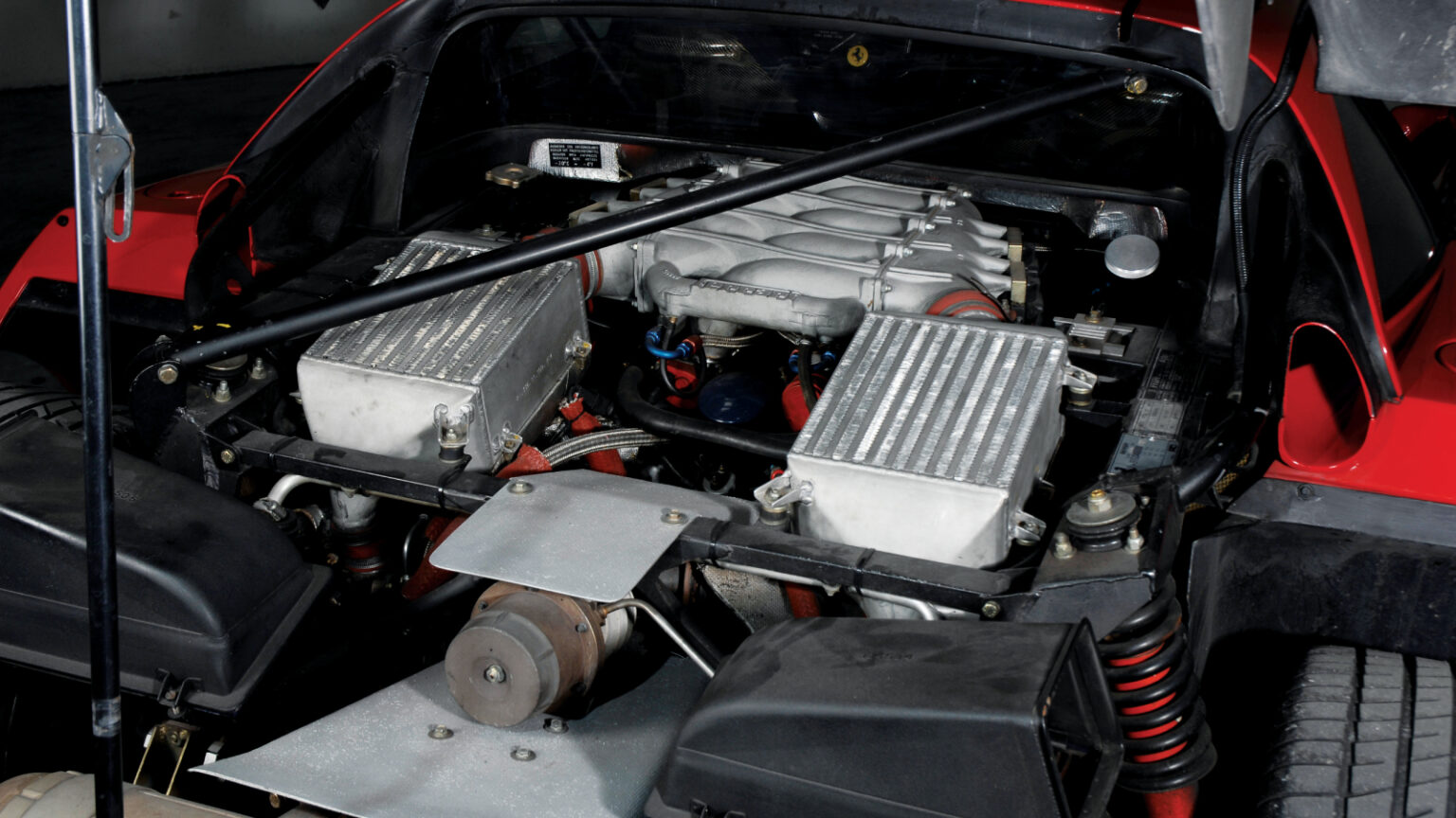Ferrari F40不只中看還「中用」！露營載物雪地飄移輕而一舉 | 地球黃金線