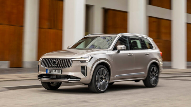 New Volvo XC90 T8 - dynamic