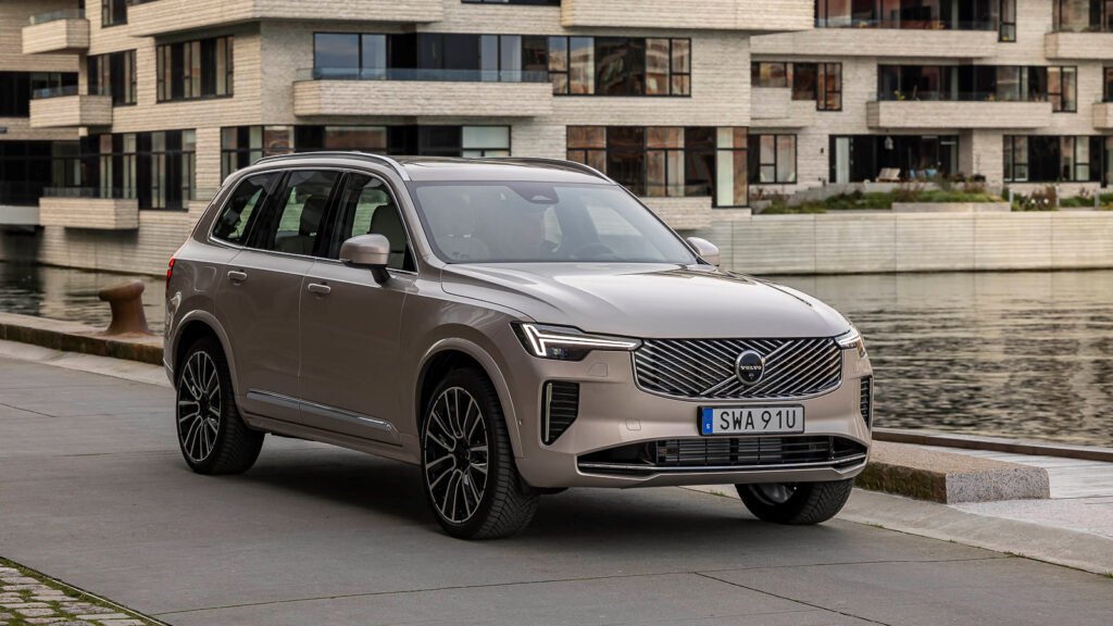 New Volvo XC90 T8 - exterior