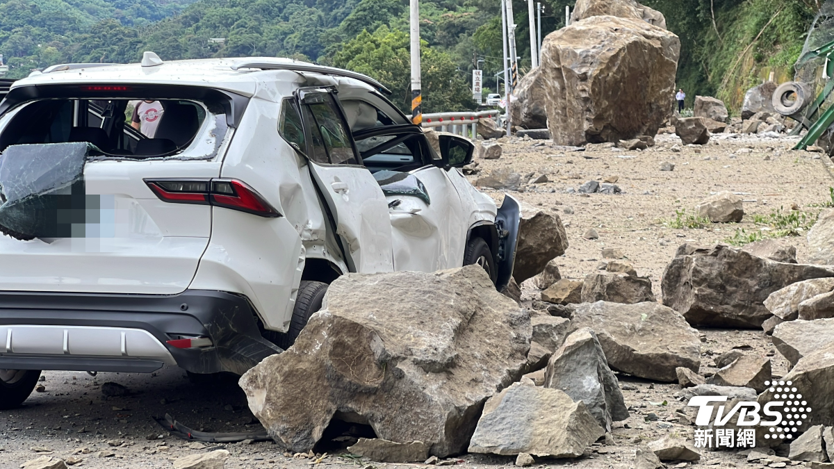 終究是Yaris Cross扛下了所有？苗62線10噸巨石崩塌砸2車中段道路