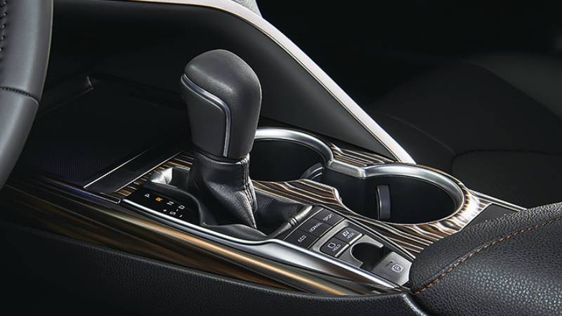 網友開Toyota Camry Hybrid臨停打N檔被糾正!老司機:會傷油電車