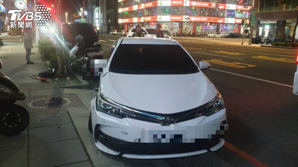 高雄男開Toyota載妹子「顧聊天不看路」！分心撞路邊一整排車釀5車損