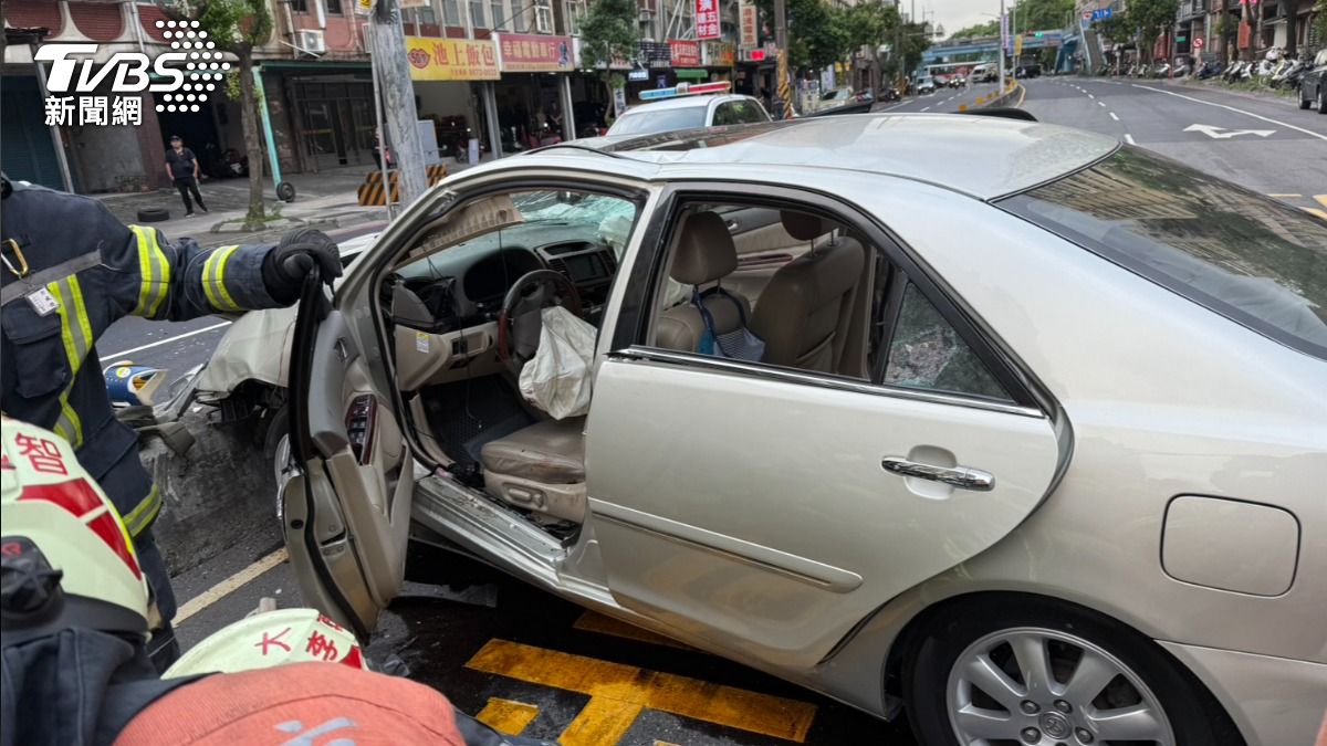 三峽北大國小門口汽車暴衝，家長與學童遭撞12傷4命危| 地球黃金線