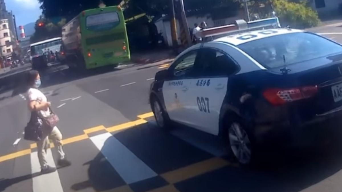北市婦人過馬路連警車都不停?南港分局:員警違規屬實會開罰