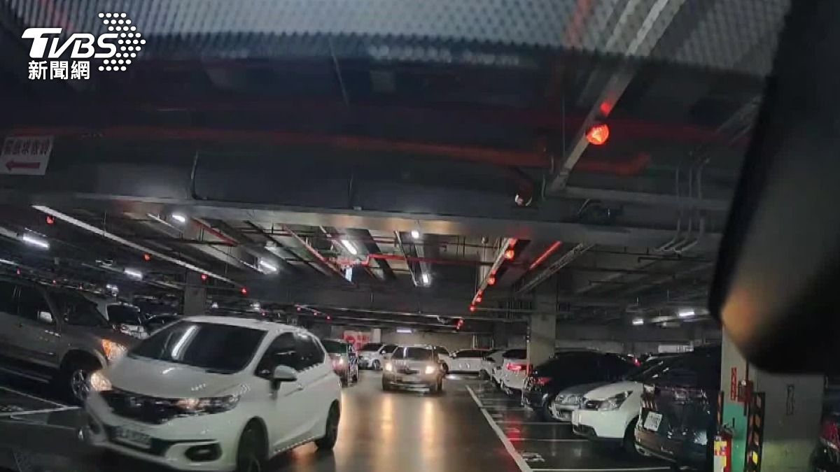 美式賣場停車糾紛拿球棒，被告認錯但曬行車畫面：對方先插隊
