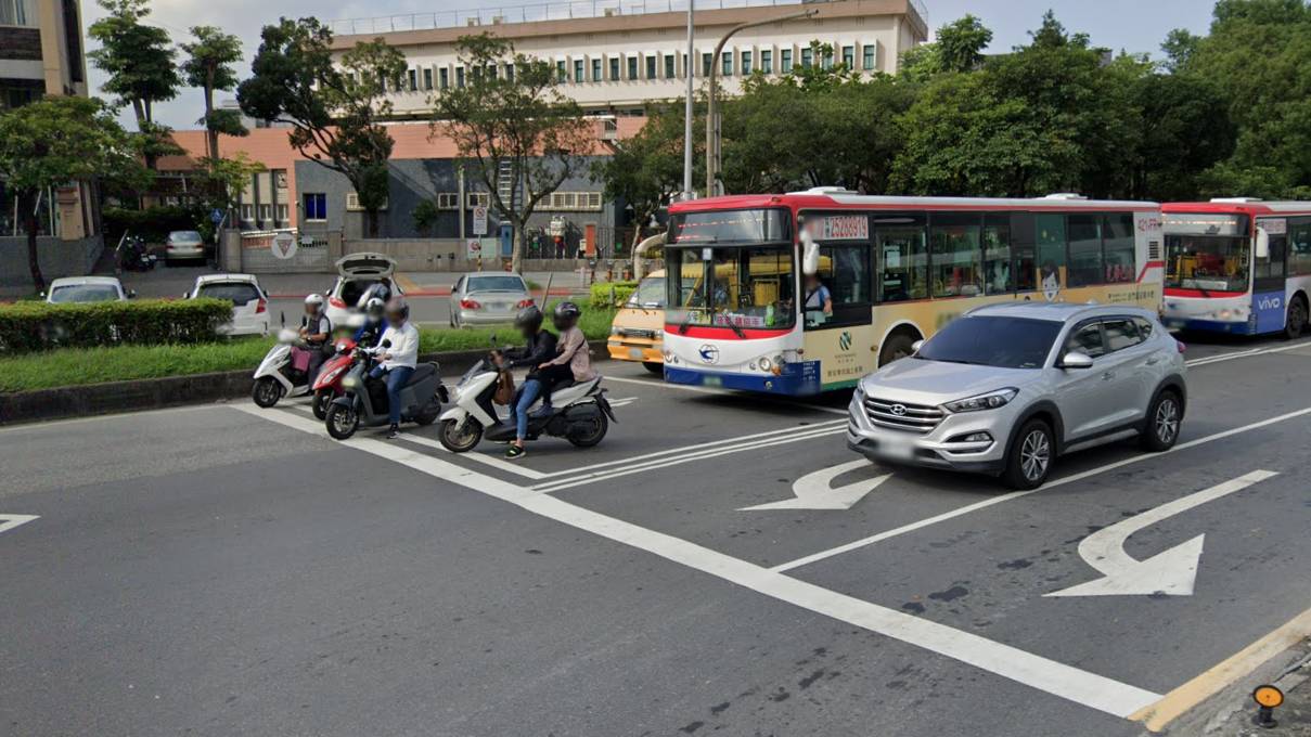 未打方向燈跨越雙白線罰1800元！女騎士提訴訟「機車停等區被擋」判決出爐