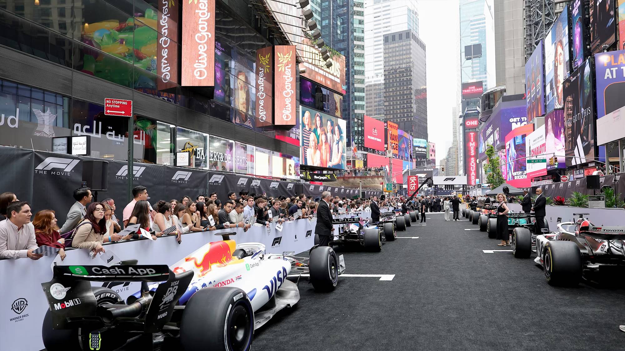 F1電影紐約首映盛大登場，賽車直接停在時代廣場