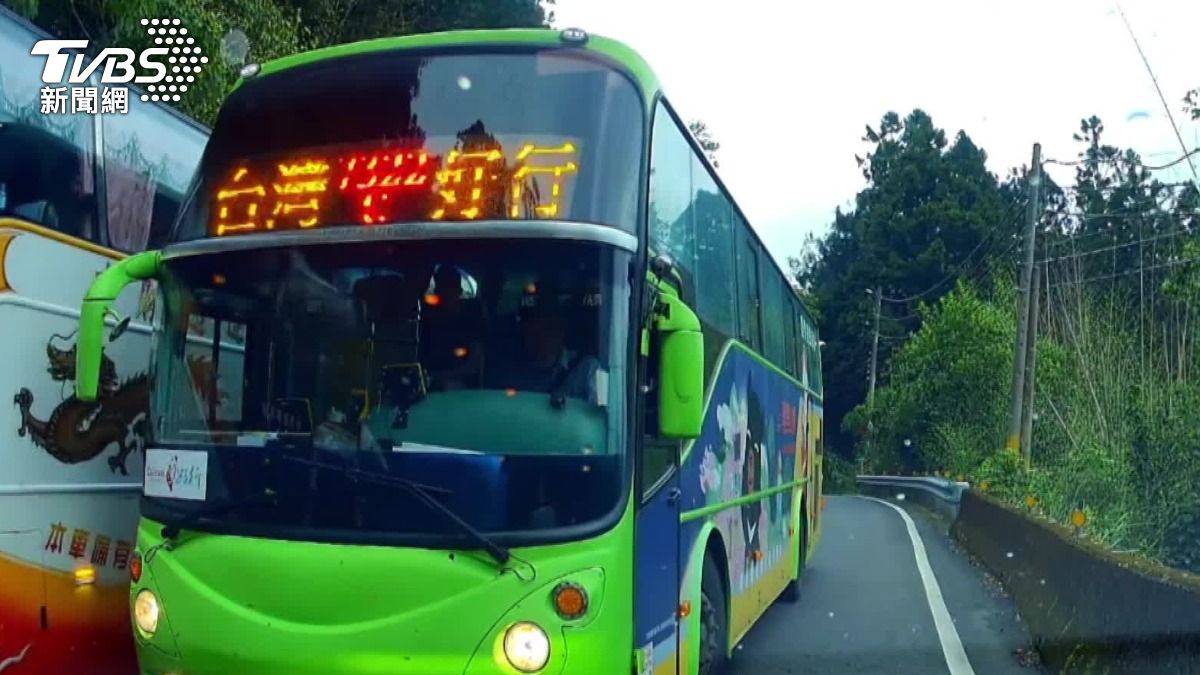 嘉義阿里山「台灣好行」逆向超車,險撞小黃駕駛嚇壞要懲處