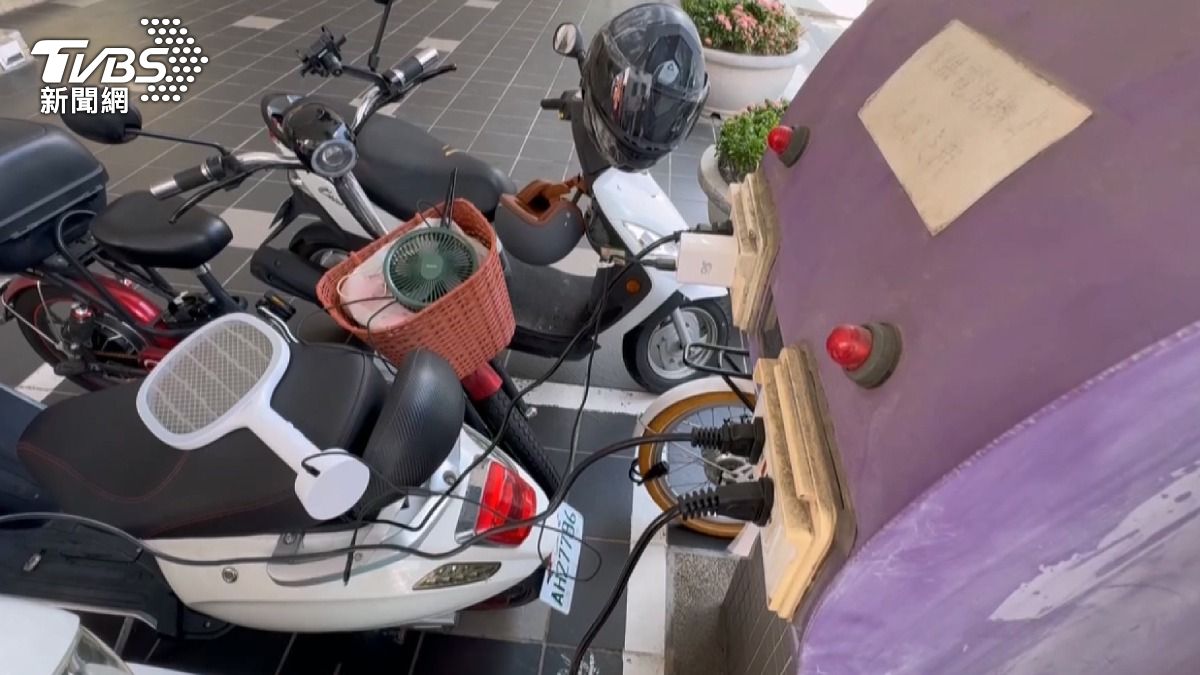 機車充電站全被手機佔滿,車主遭拔插頭網轟:已犯偷竊罪