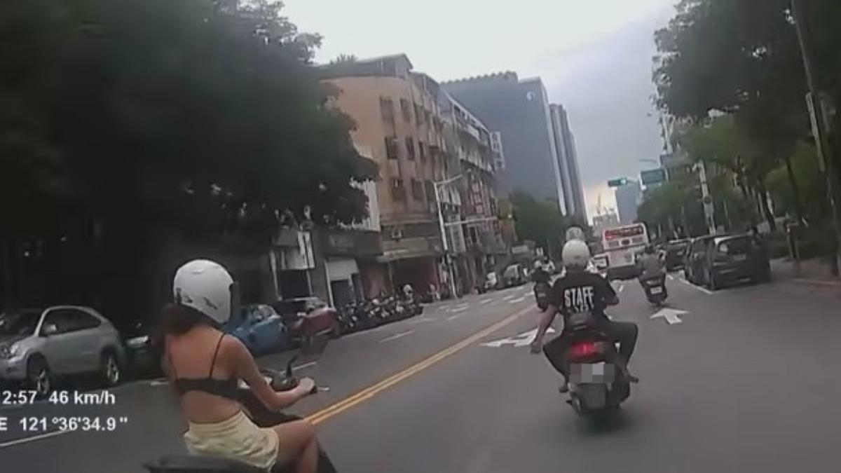 阿北南港看見「內衣騎士」狂追還比奇怪手勢!眼尖網友笑:那男的啦