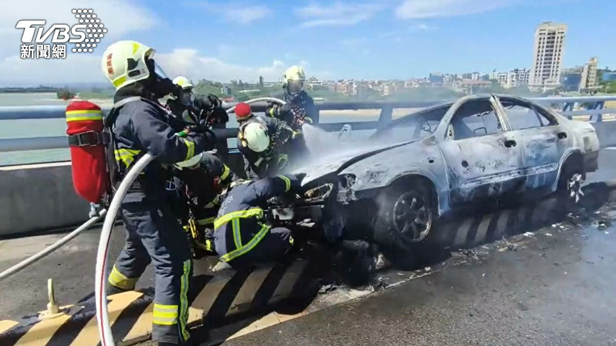 金門大橋驚見首起火燒車!疑爆胎自撞瞬間陷火海全車燒黑