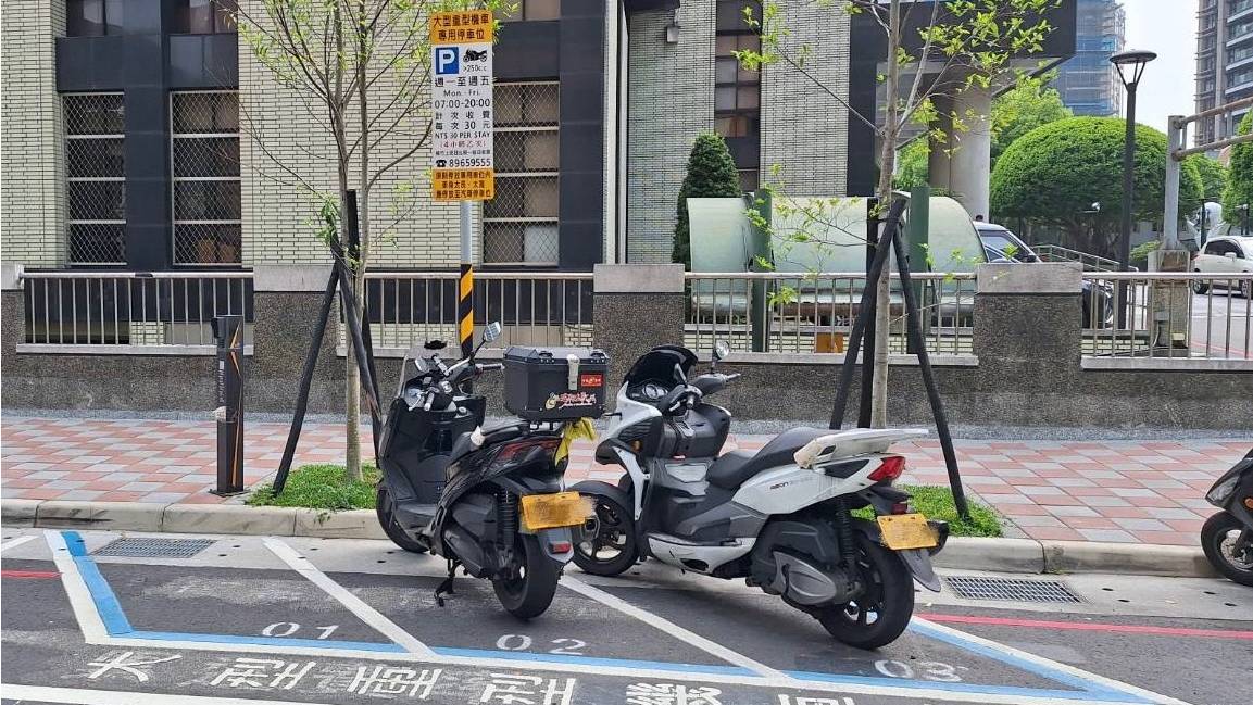 新北市板橋與新店試辦大型重機停路邊機車格,2025年8月起費率比照重機專用格