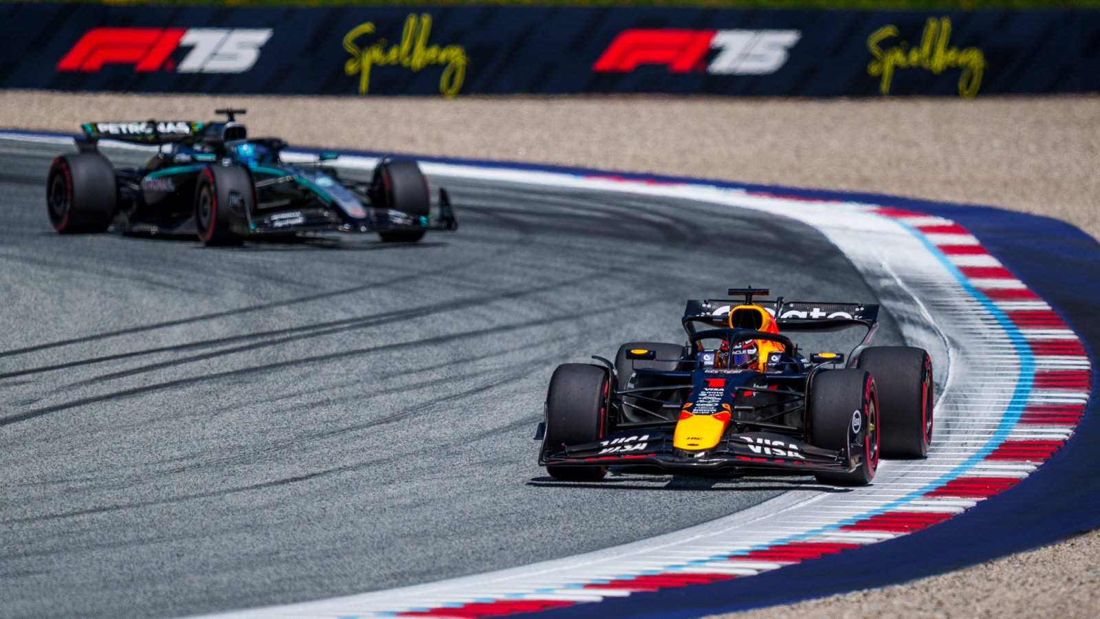 Max Verstappen轉隊傳言再起,賓士與紅牛兩車隊關係暗潮洶湧