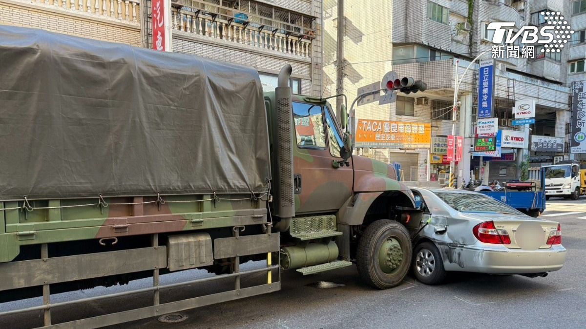 新北軍卡衰遇鬼切三寶！煞不住撞上小客車「推行數公尺」