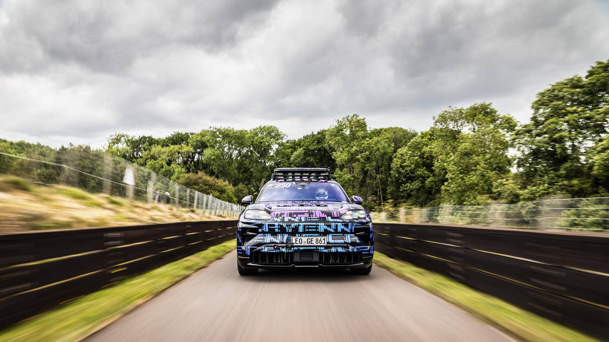 保時捷Cayenne Electric偽裝車現身，Shelsley Walsh爬山賽擊敗Bentayga